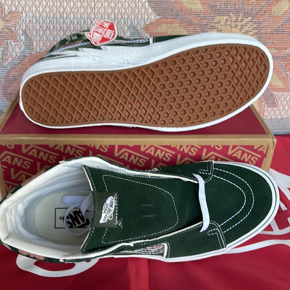 Vans Sk8-Hi Bolt
Liquify Avocado
VNOA5JIVYXH
Men’s sneakers - athletic shoes - Picture 4 of 16